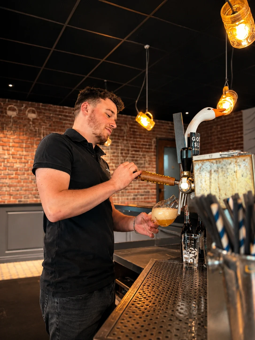 Barman servant une bière pression au comptoir